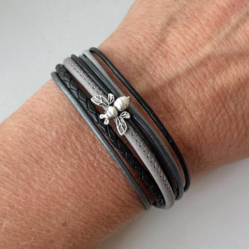 Armband Leder Mit Biene Schwarz Grau Landfrauen von Jalimei