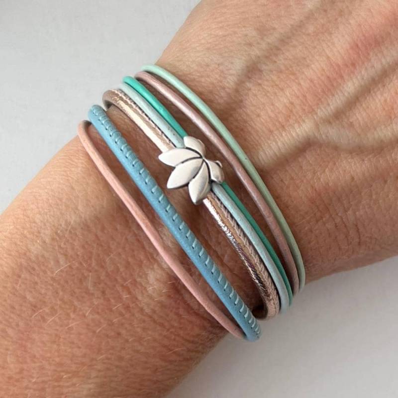 Armband Leder Mit Einer Lotusblume Rose Armband Leder Mit Einer Lotusblume Rose von Jalimei