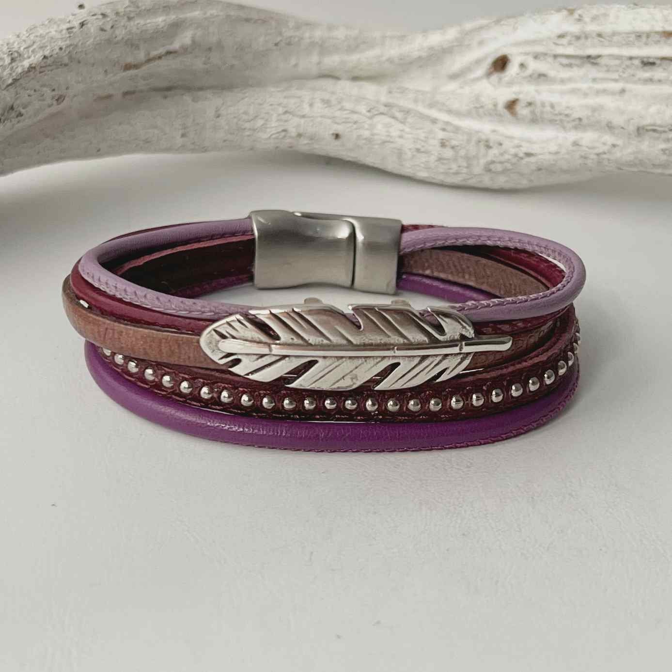 Armband Leder Mit Feder in Beeretönen Lila von Jalimei