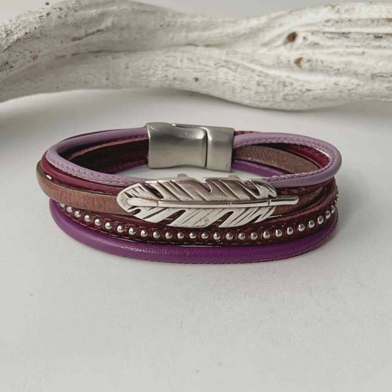 Armband Leder Mit Feder in Beeretönen Lila von Jalimei