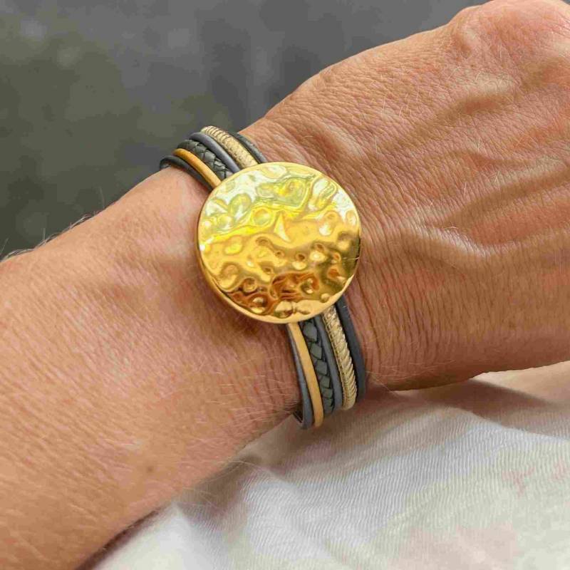 Armband Leder Mit Gehämmerter Scheibe Gold Anthrazit von Jalimei