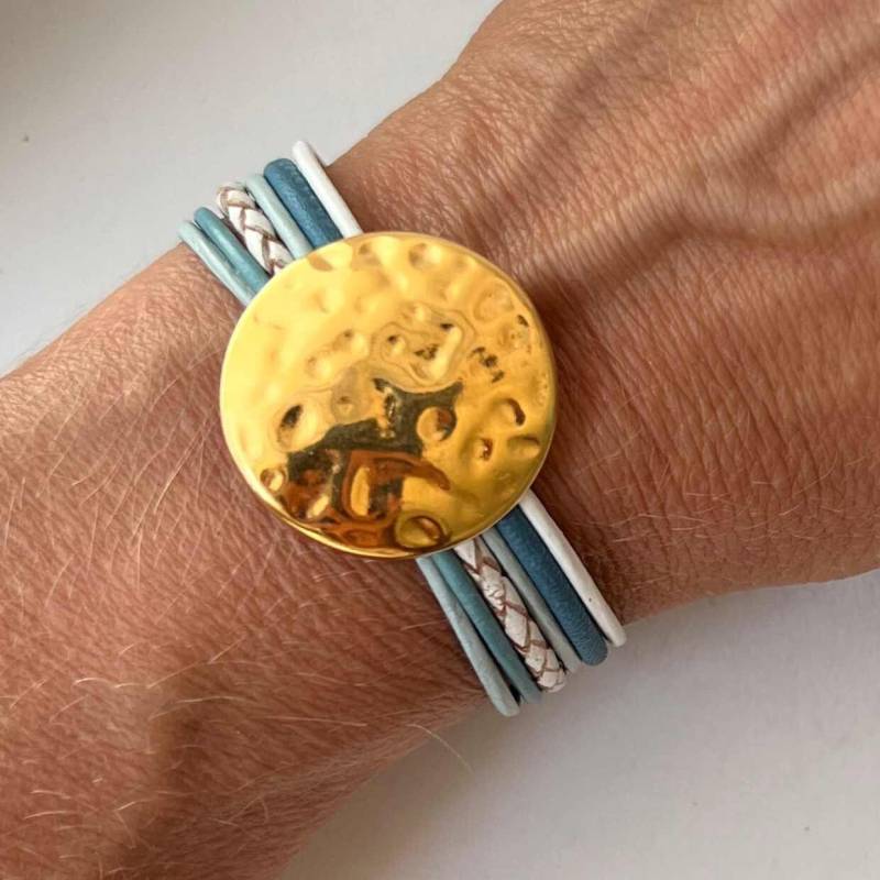 Armband Leder Mit Gehämmerter Scheibe Gold Hellblau Weiß von Jalimei