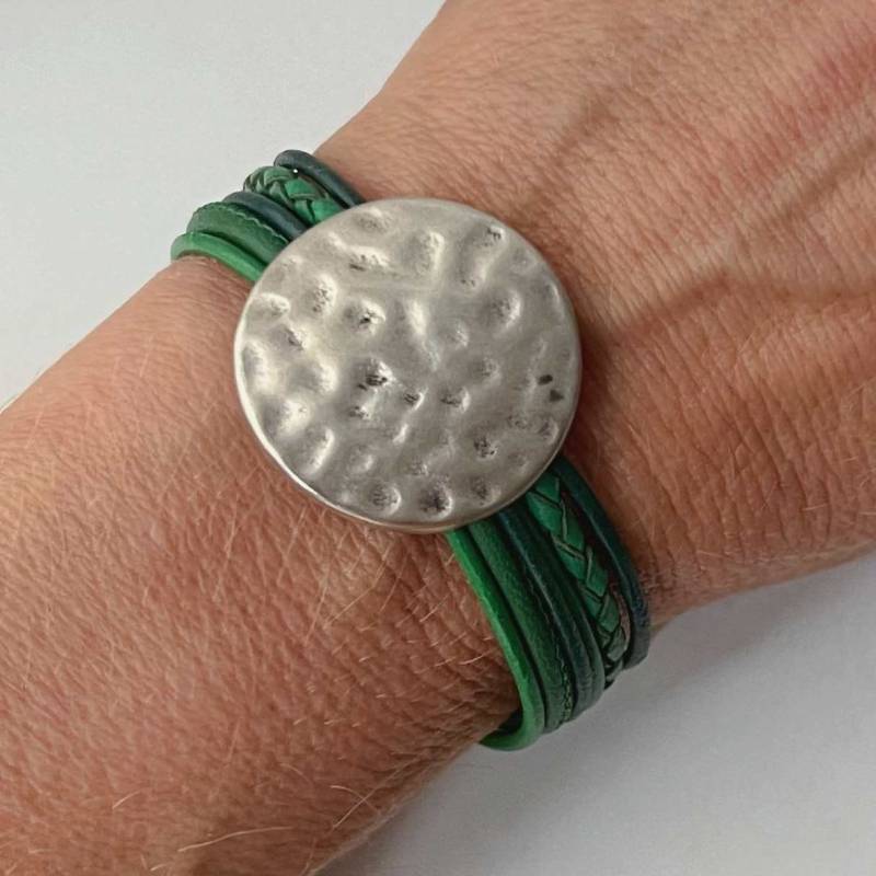 Armband Leder Mit Gehämmerter Scheibe Grün von Jalimei