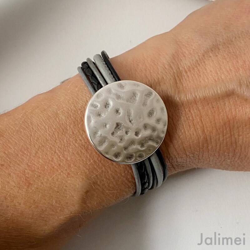 Armband Leder Mit Gehämmerter Scheibe Schwarz Grau von Jalimei