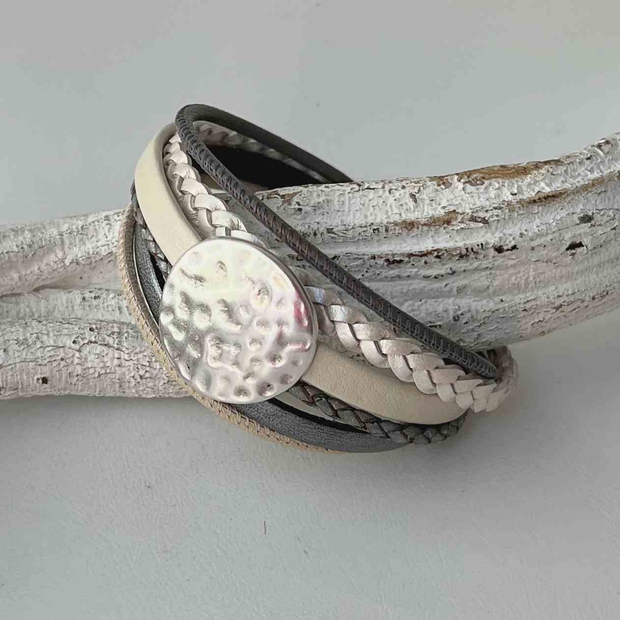 Armband Leder Mit Gehämmerter Scheiben Grau Beige von Jalimei