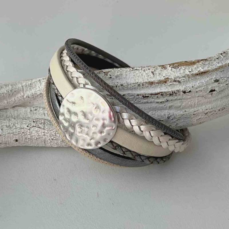 Armband Leder Mit Gehämmerter Scheiben Grau Beige von Jalimei