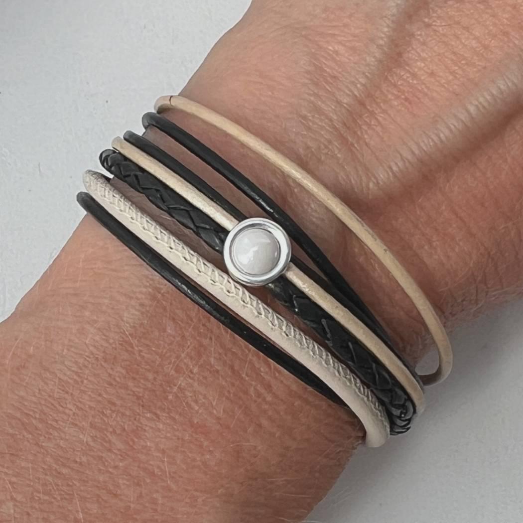 Armband Leder Mit Kleinem Weißen Cabochon Stein Schwarz Beige von Jalimei