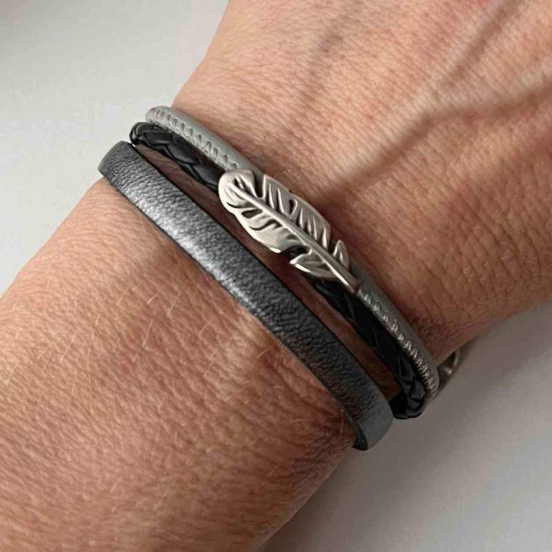 Armband Leder Mit Kleiner Feder Grau Schwarz von Jalimei