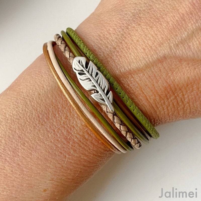 Armband Leder Mit Kleiner Feder Grün Beige Braun von Jalimei