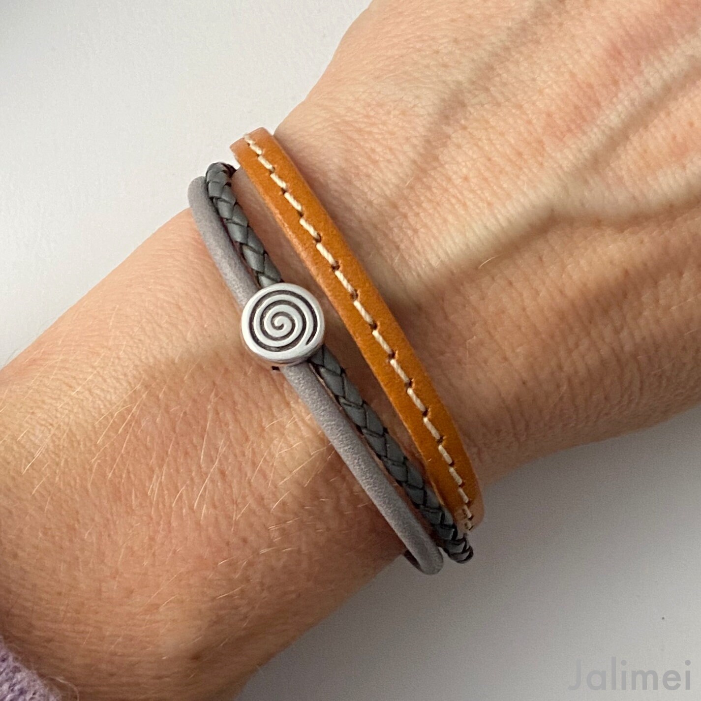 Armband Leder Mit Spirale Grau Braun von Jalimei