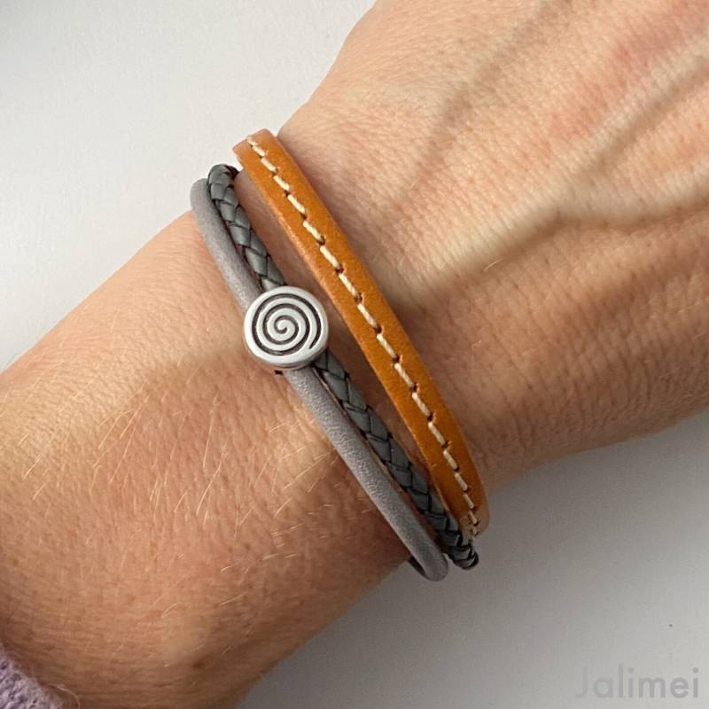 Armband Leder Mit Spirale Grau Braun von Jalimei