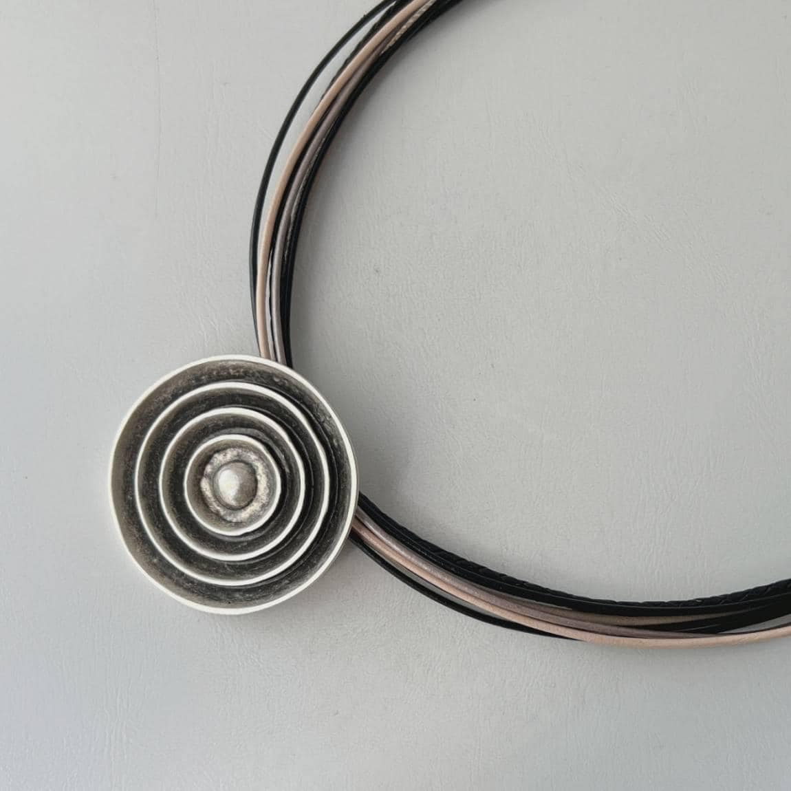 Collier Kette Leder Damen Mit Rundem Anhänger in 3-D-Optik Schwarz Beige von Jalimei