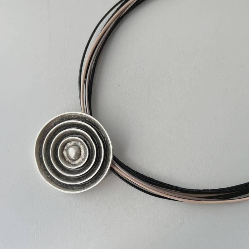 Collier Kette Leder Damen Mit Rundem Anhänger in 3-D-Optik Schwarz Beige von Jalimei