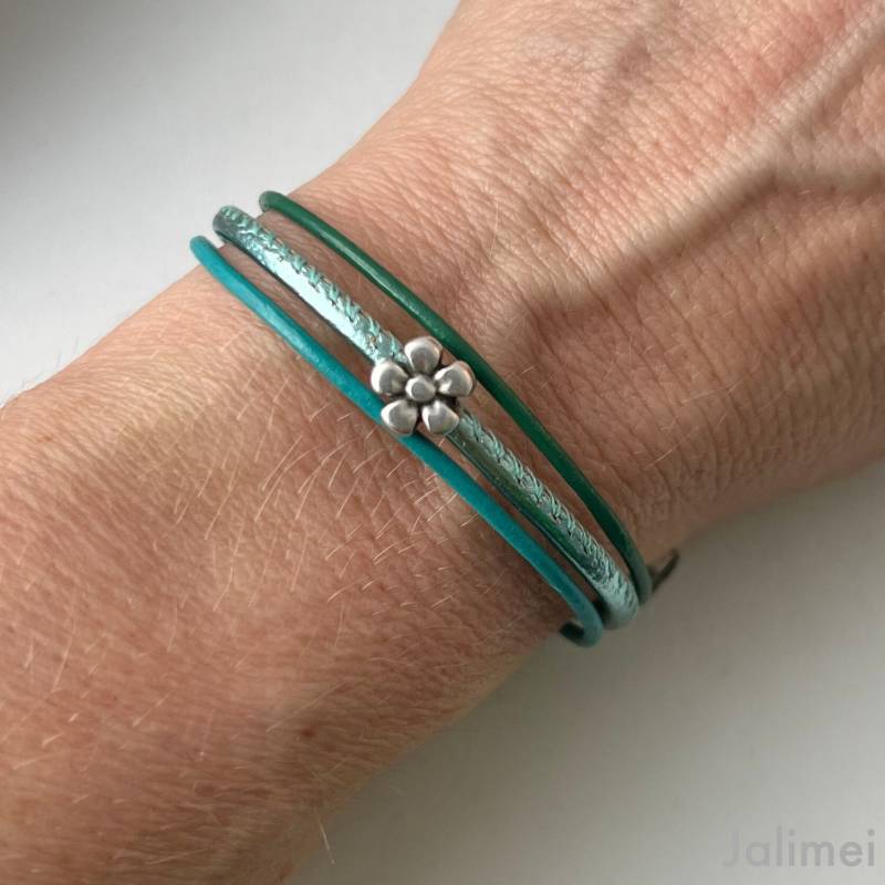 Feines Armband Leder Mit Blümchen Mint Grün von Jalimei