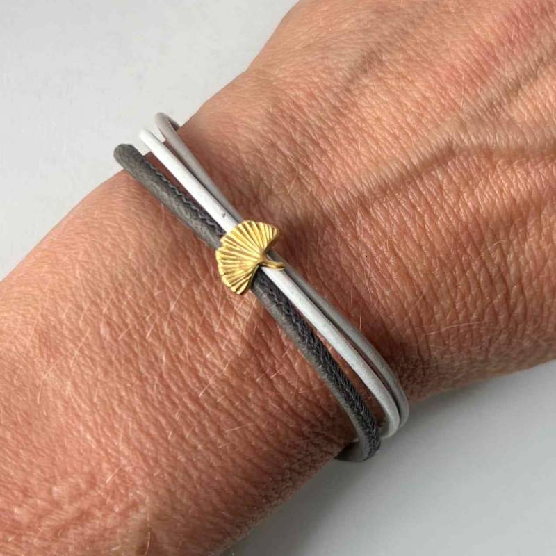 Feines Armband Leder Mit Gingkoblatt Grau Taupe Weiß von Jalimei
