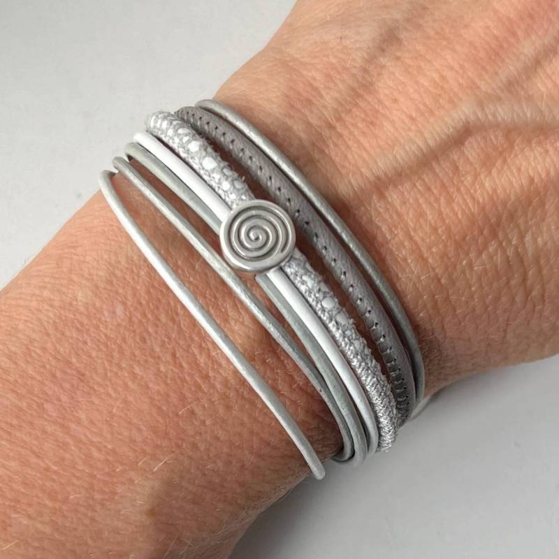 Feines Armband Leder Mit Kleiner Spirale Weiß Hellgrau Feines Armband Leder Mit Kleiner Spirale Weiß Hellgrau von Jalimei