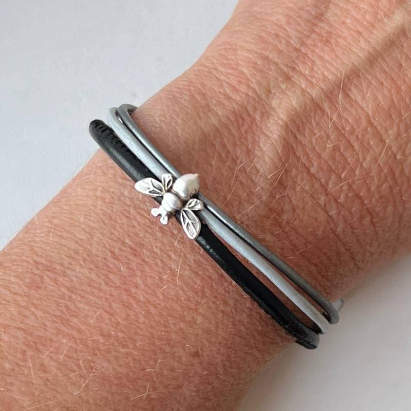 Feines Leder Armband Mit Biene Schwarz Grau Feines Leder Armband Mit Biene Schwarz Grau von Jalimei