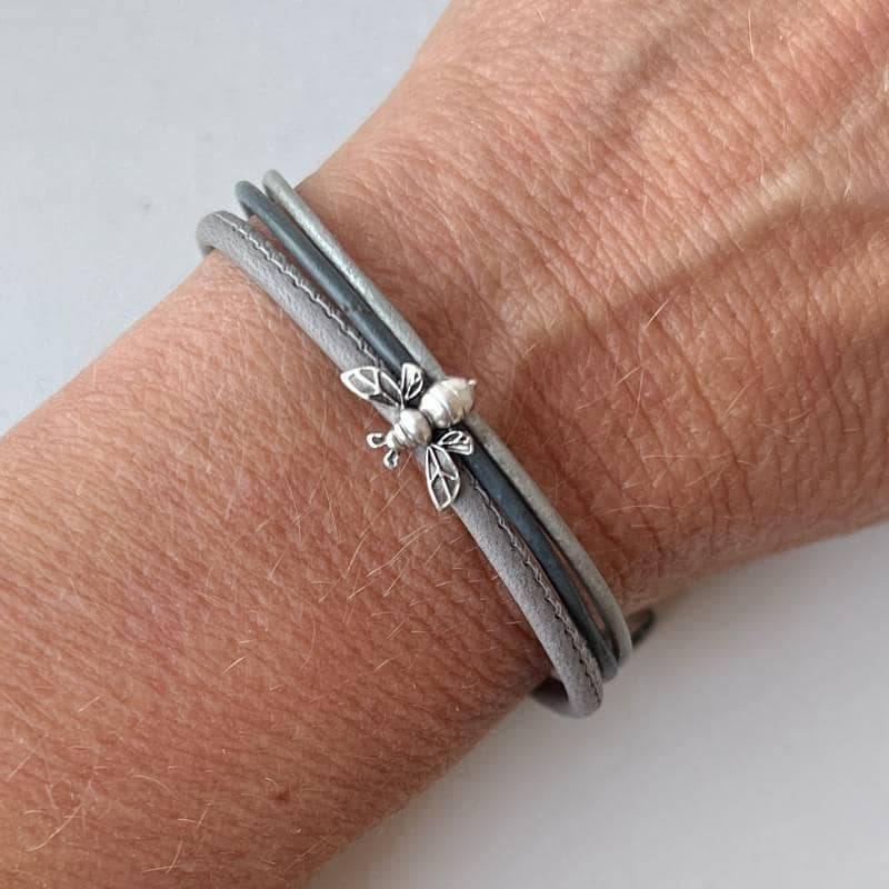 Feines Leder Armband Mit Biene Grau Feines Leder Armband Mit Biene Grau von Jalimei