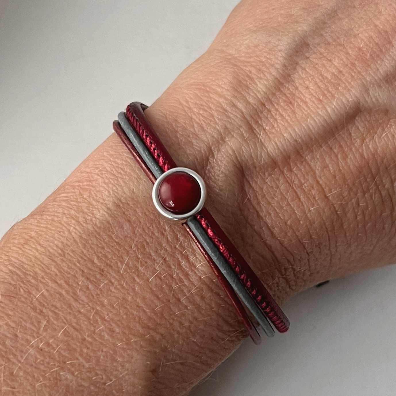 Feines Lederarmband Nappa Mit Cabochon Bordeaux Rot von Jalimei