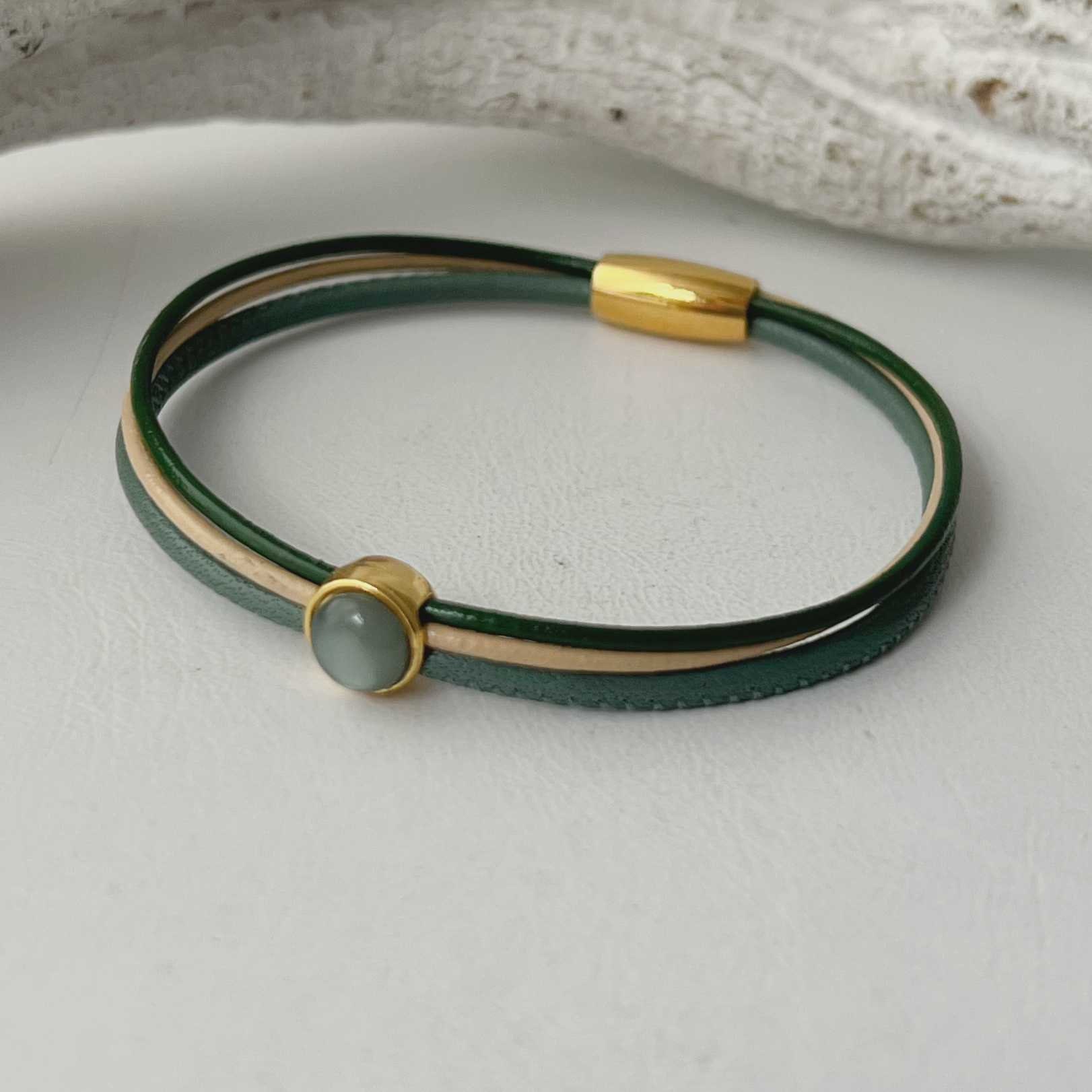 Feines Lederarmband Nappa Mit Cabochon Gold Grün-Beige von Jalimei