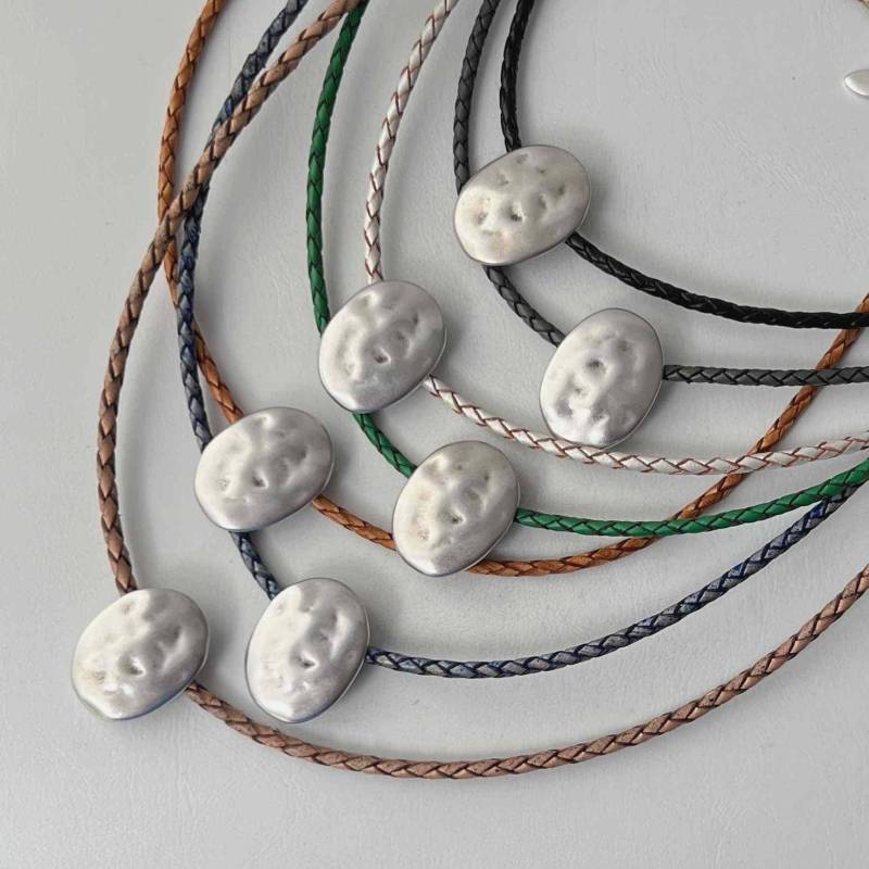 Kette Leder Geflochten Mit Gehämmertem Anhänger Oval in Vielen Farben von Jalimei