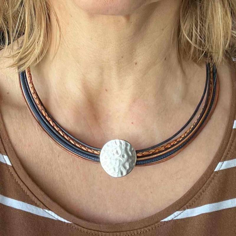 Kette Ledercollier Damen Mit Gehämmerter Scheibe Anhänger Navy Cognac Braun von Jalimei