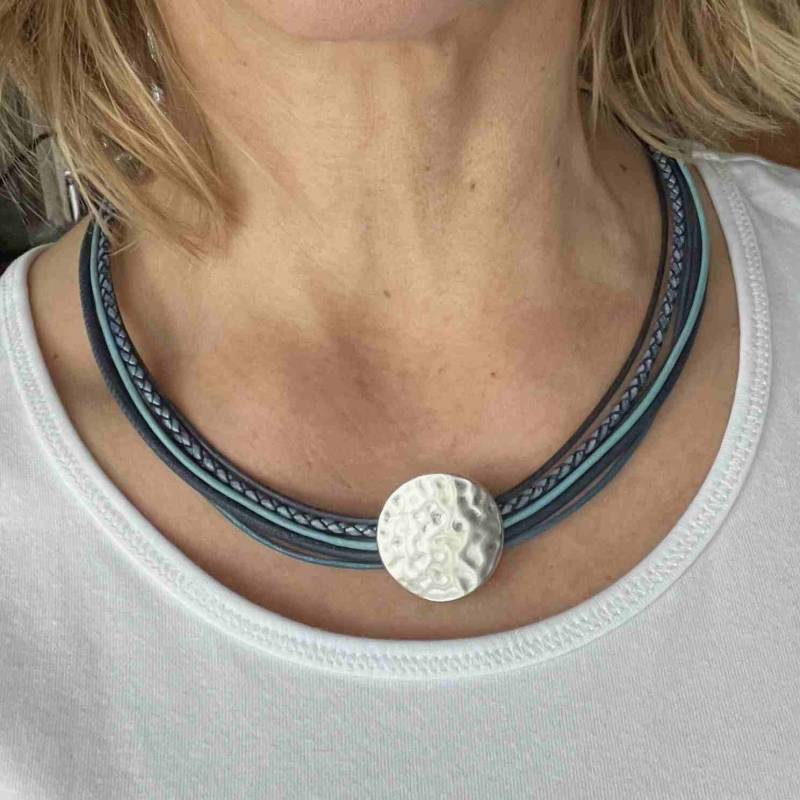 Kette Ledercollier Damen Mit Gehämmerter Scheibe Blau von Jalimei