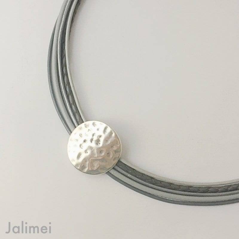 Kette Ledercollier Damen Mit Gehämmerter Scheibe Grau von Jalimei