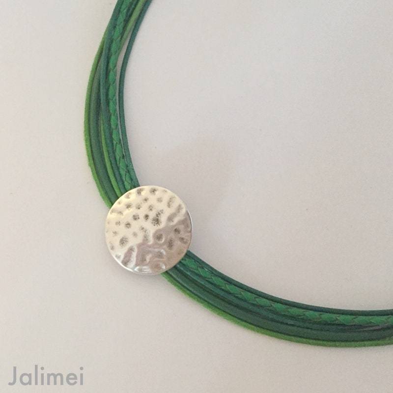 Kette Ledercollier Damen Mit Gehämmerter Scheibe Grün von Jalimei