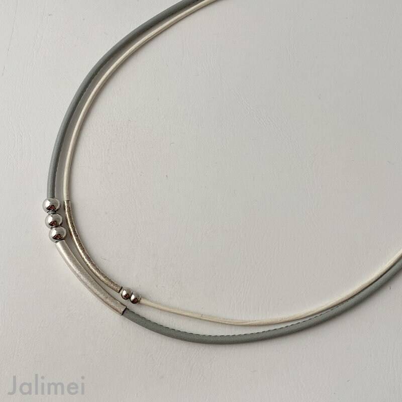 Kette Ledercollier Damen Mit Röhrchen Und Kugeln Nappa Grau Weiß von Jalimei