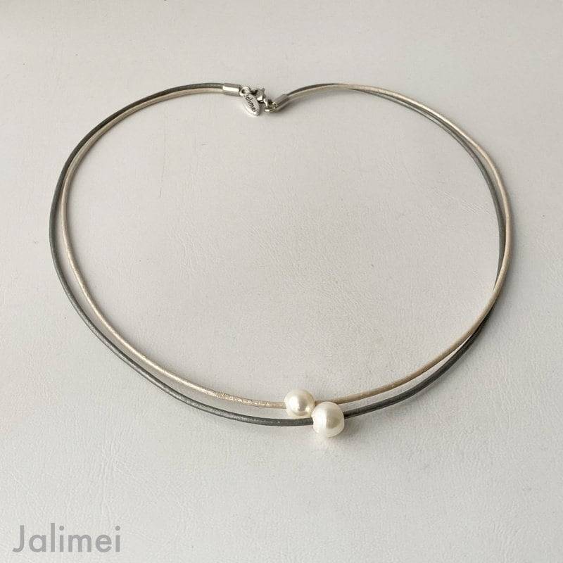 Kurze Kette Aus Lederbändern Mit 2 Perlen Perlmutt Grau Kurze Kette Aus Lederbändern Mit 2 Perlen Perlmutt Grau von Jalimei