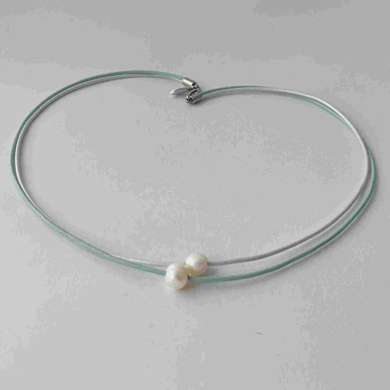 Kurze Kette Aus Lederbändern Mit 2 Perlen Perlmutt Mint Kurze Kette Aus Lederbändern Mit 2 Perlen Perlmutt Mint von Jalimei