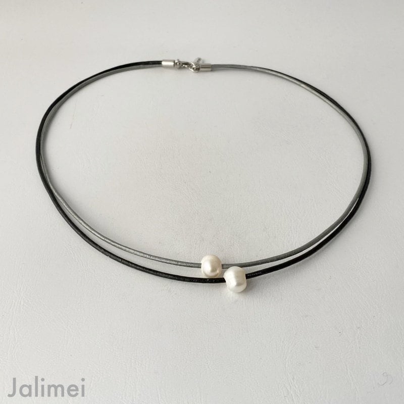 Kurze Kette Aus Lederbändern Mit 2 Perlen Schwarz Grau von Jalimei