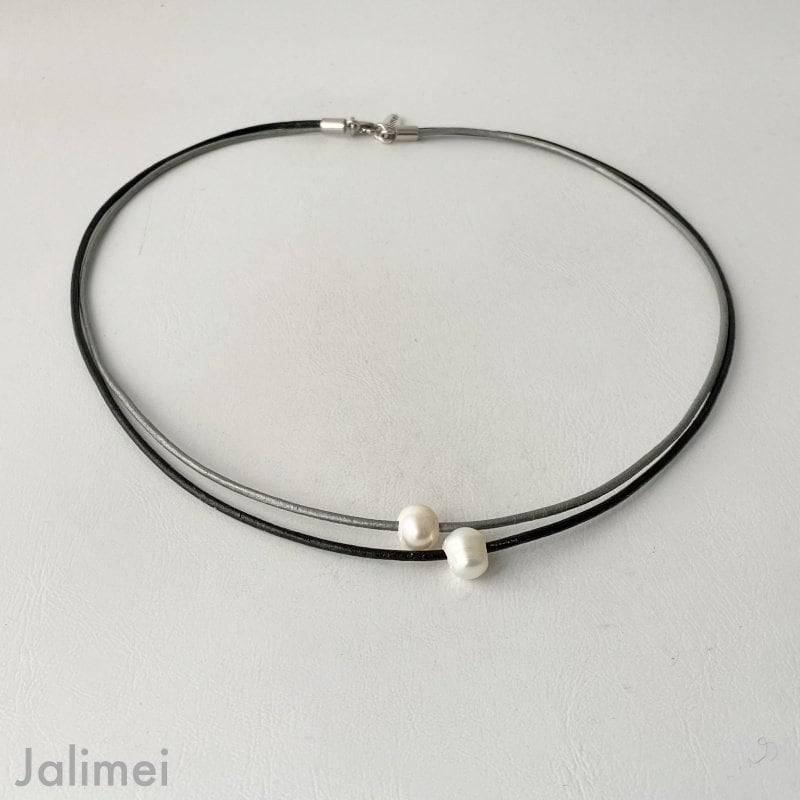 Kurze Kette Aus Lederbändern Mit 2 Perlen Schwarz Grau von Jalimei
