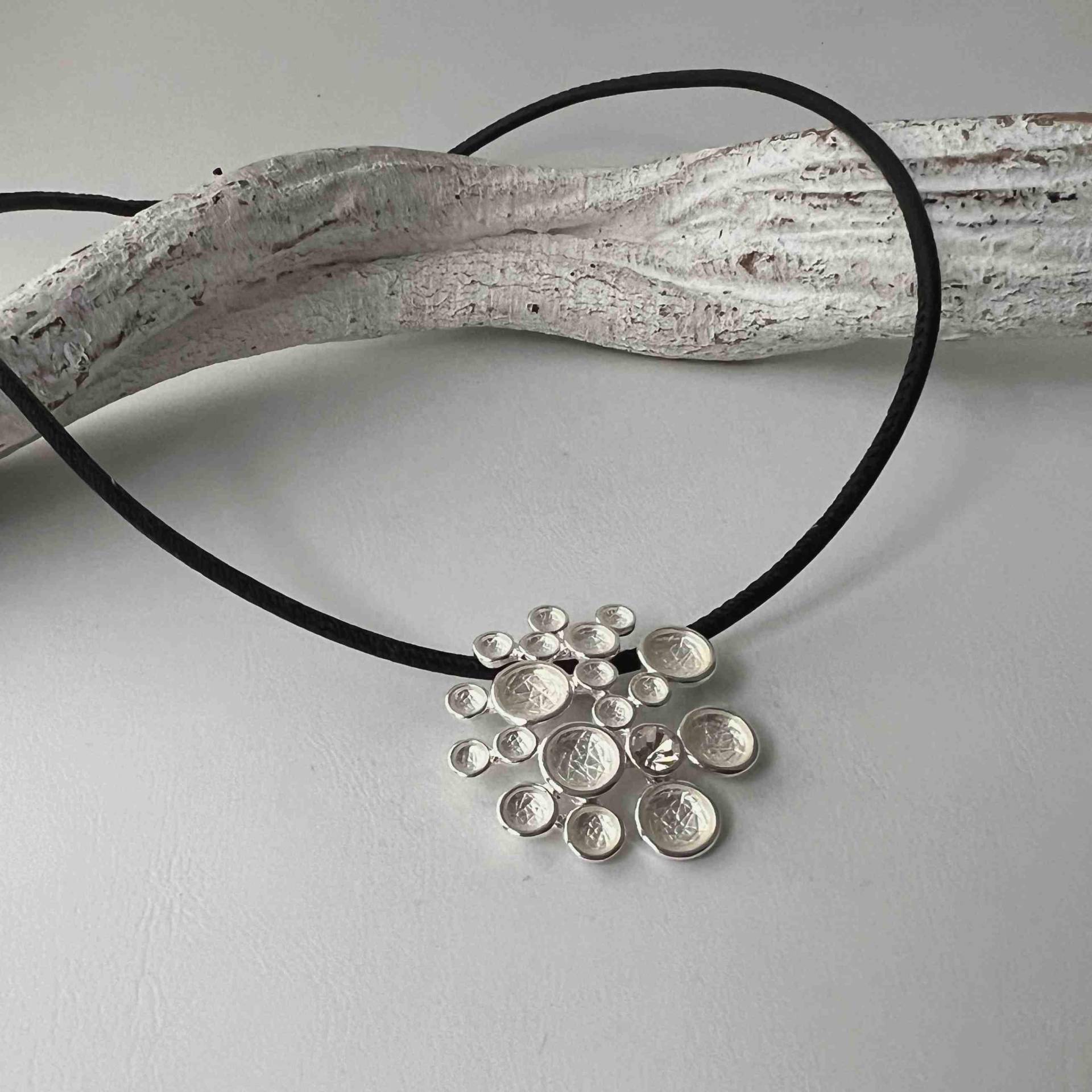 Kurze Kette Mit Tollem Anhänger An Lederband von Jalimei