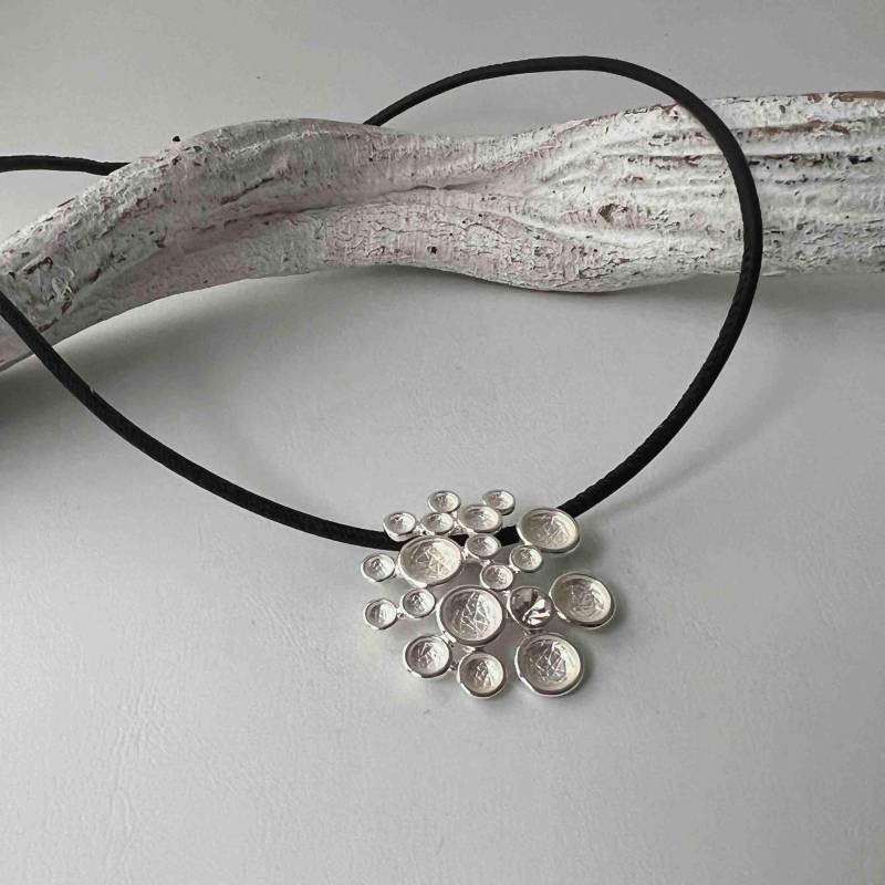 Kurze Kette Mit Tollem Anhänger An Lederband von Jalimei