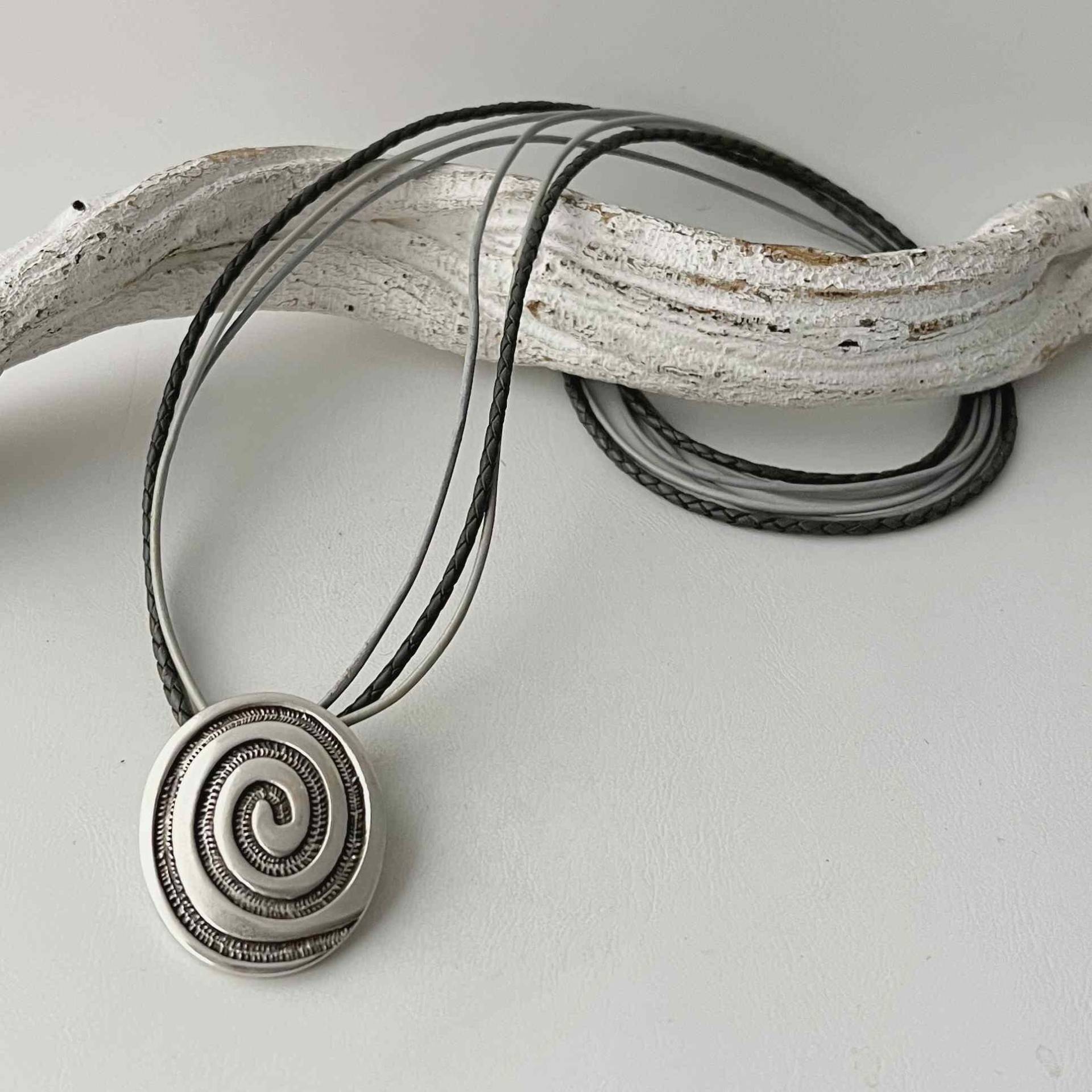 Lange Kette Mit Spiralanhänger Graue Lederbänder von Jalimei