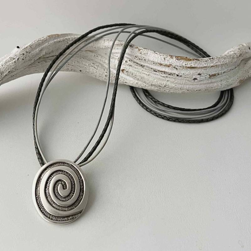 Lange Kette Mit Spiralanhänger Graue Lederbänder von Jalimei