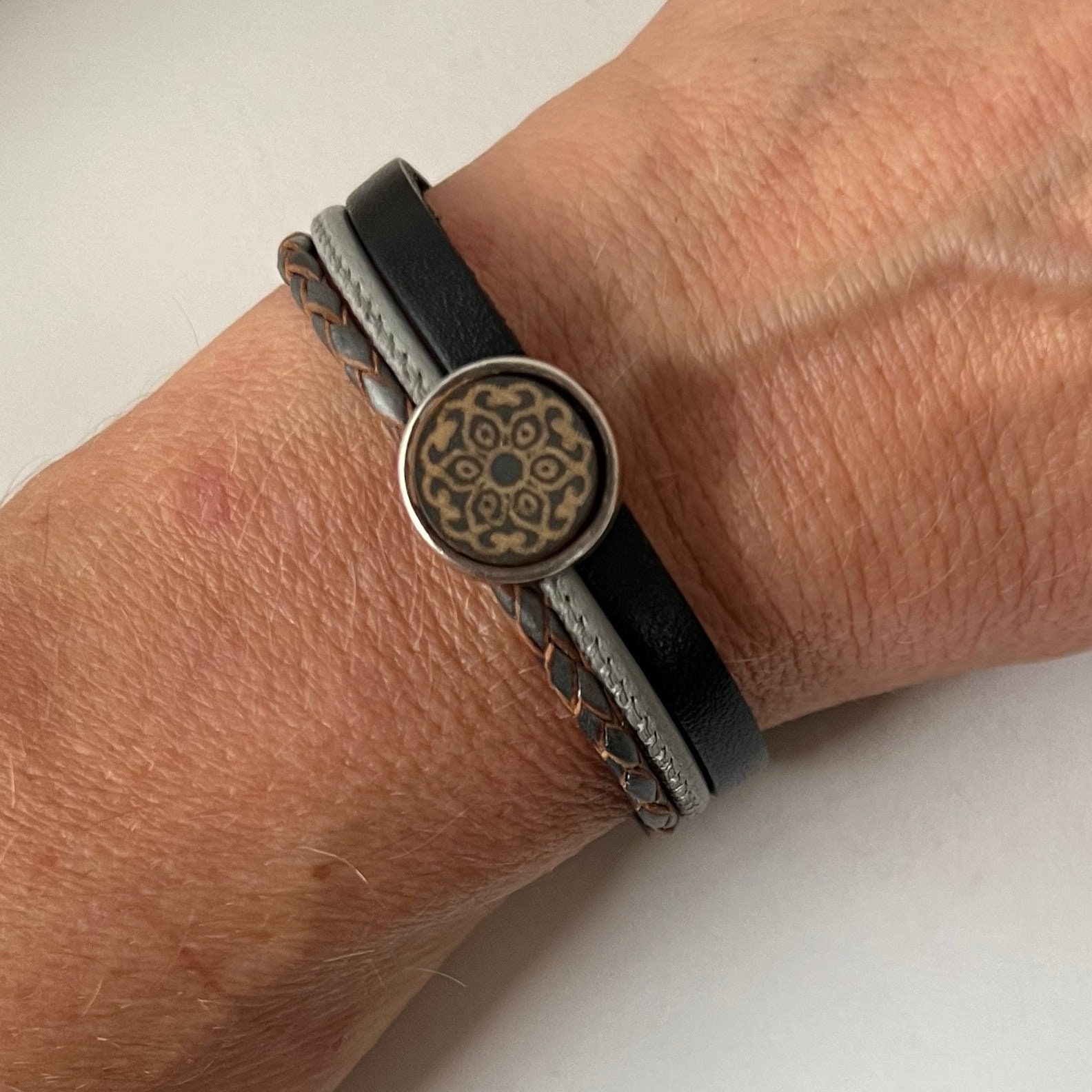 Lederarmband Cabochon Stein Mandala Schwarz Grau von Jalimei