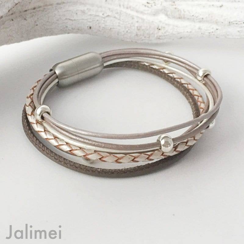 Lederarmband Nappa Helltaupe Weiß Mit Perlen Lederarmband Nappa Helltaupe Weiß Mit Perlen von Jalimei