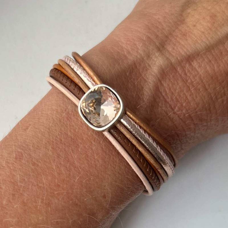 Lederarmband Mit Glitzerstein Beige Braun Lederarmband Mit Glitzerstein Beige Braun von Jalimei