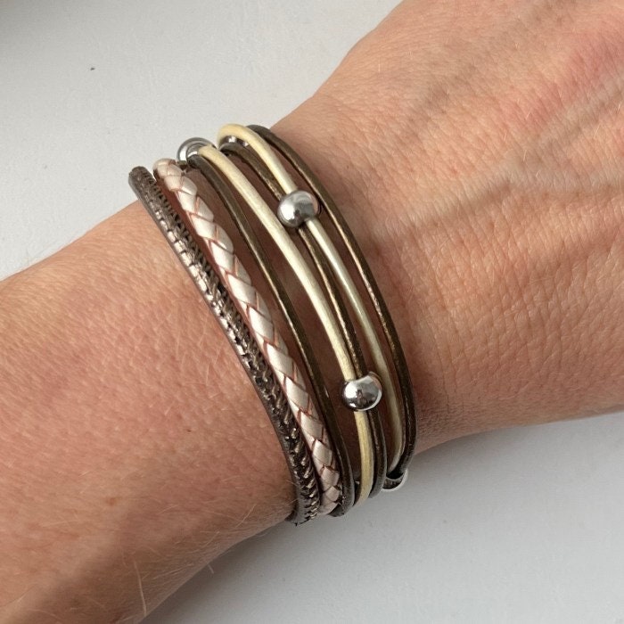 Lederarmband Nappa Taupe Perlmutt Mit Perlchen Lederarmband Nappa Taupe Perlmutt Mit Perlchen von Jalimei