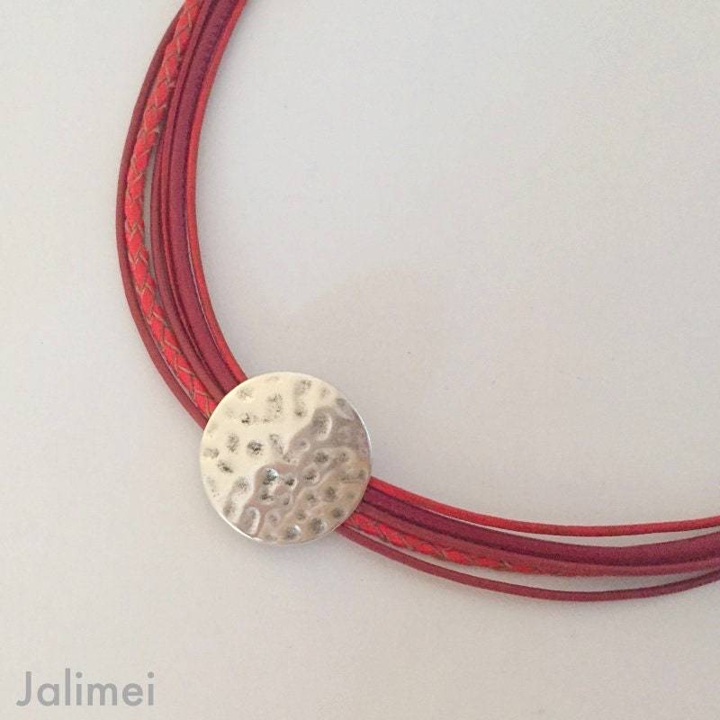Ledercollier Kette Damen Mit Gehämmerter Scheibe Rot von Jalimei
