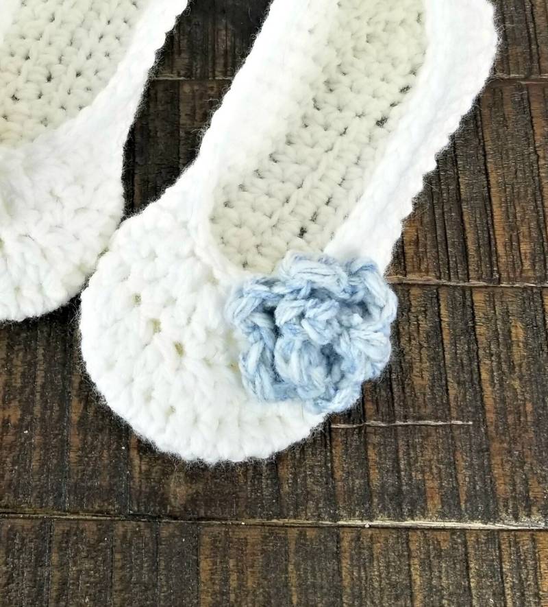 Damen Gehäkelte Hausschuhe - Weiß Mit Blauen Rosen Handgemachte Häkelpuschen Größe Klein 5 6 von JamCottageHandmade