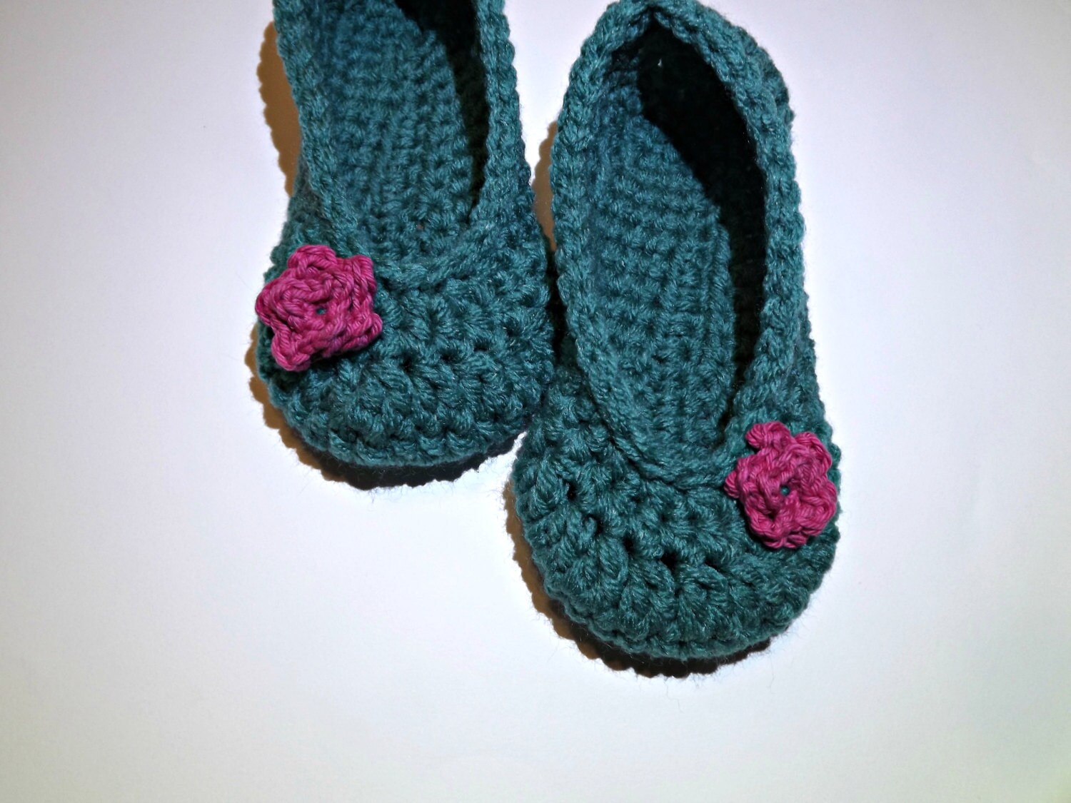 Gehäkelte Ballettschuhe Aus Türkisem Acrylgarn, Rosa Blume | Damengröße 5-6 Gehäkelte Ballettschuhe Aus Türkisem Acrylgarn, Rosa Blume | Damengröße 5-6 von JamCottageHandmade