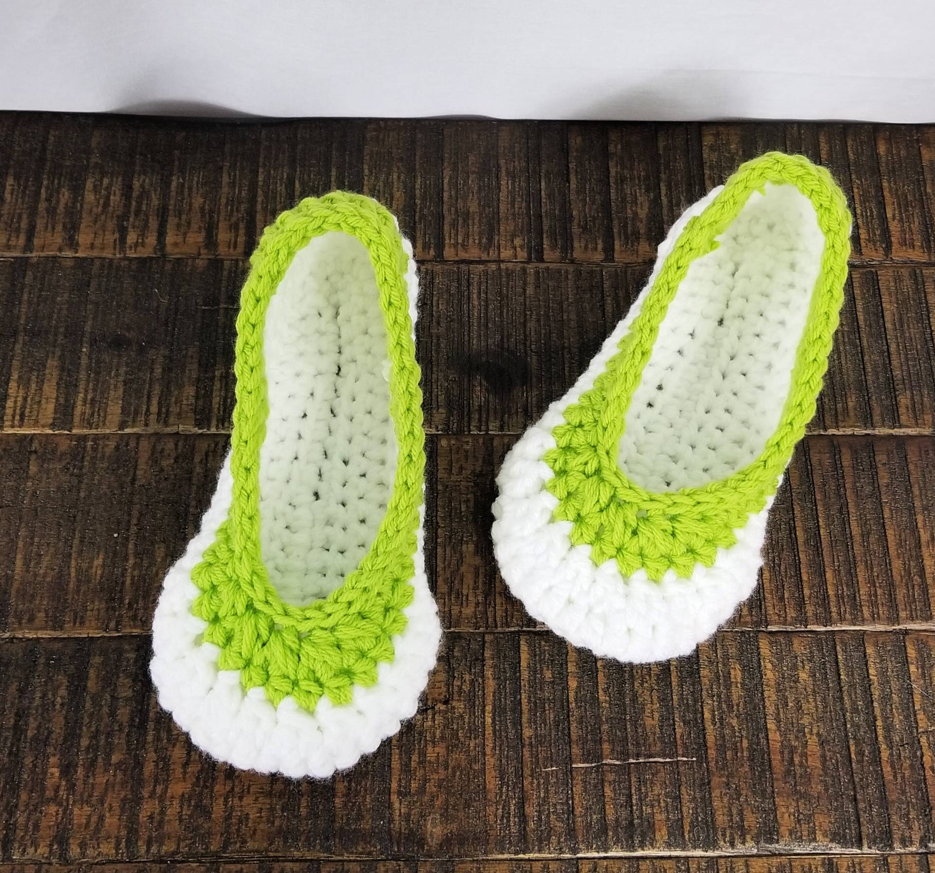 Gehäkelte Ballettschuhe Frühlingsgrüne Hausschuhe, Damengröße 37-38 Gehäkelte Ballettschuhe Frühlingsgrüne Hausschuhe, Damengröße 37-38 von JamCottageHandmade