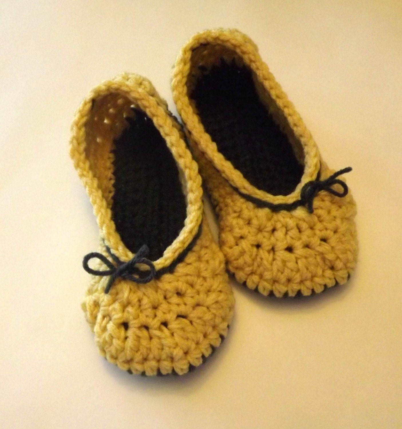 Gehäkelte Damenschuhe Gelb & Grau Ballerinas, Größe 9-10 Gehäkelte Damenschuhe Gelb & Grau Ballerinas, Größe 9-10 von JamCottageHandmade