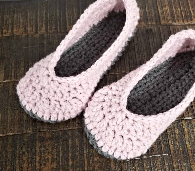 Gehäkelte Damenschuhe Rosa-Graue Grobstrick Hausschuhe | Grösse 39-10 Gehäkelte Damenschuhe Rosa-Graue Grobstrick Hausschuhe | Grösse 39-10 von JamCottageHandmade