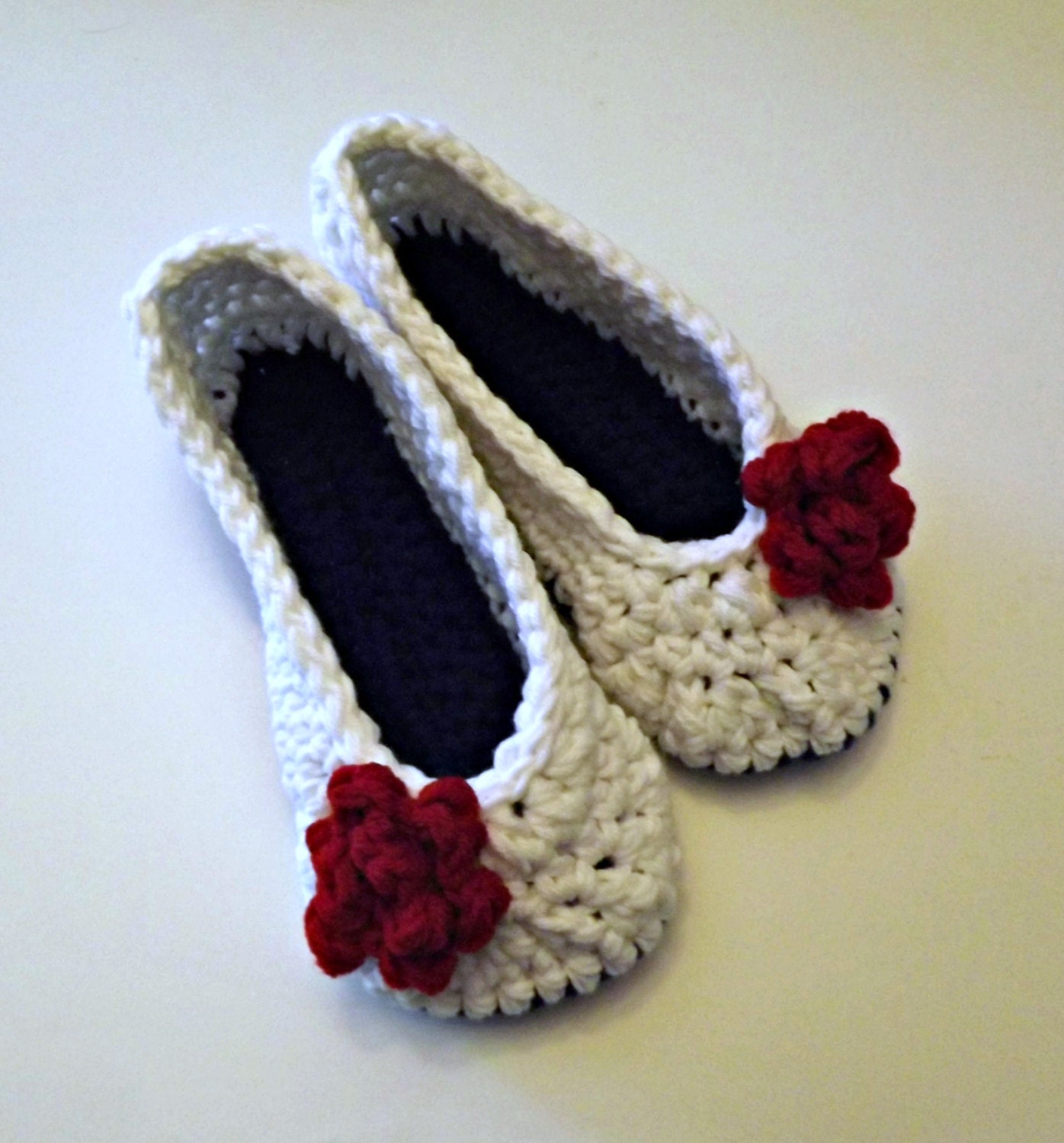 Gehäkelte Hausschuhe Akzent Rote Rose, Ballerina-stil Gehäkelte Hausschuhe Akzent Rote Rose, Ballerina-stil von JamCottageHandmade