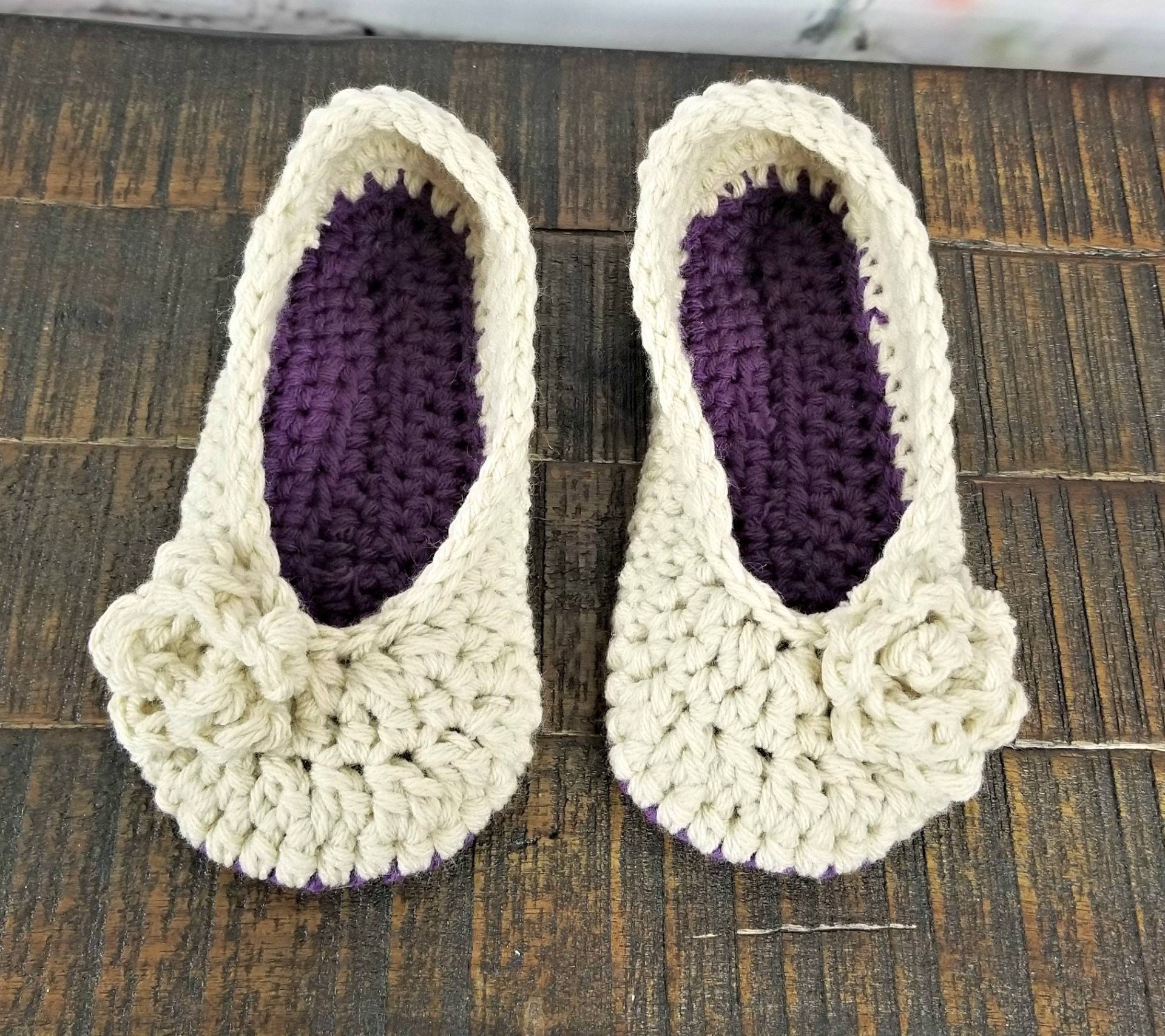 Gehäkelte Hausschuhe Cremefarben & Lila Ballerinas Mit Rose | Größe 7-8 Gehäkelte Hausschuhe Cremefarben & Lila Ballerinas Mit Rose | Größe 7-8 von JamCottageHandmade